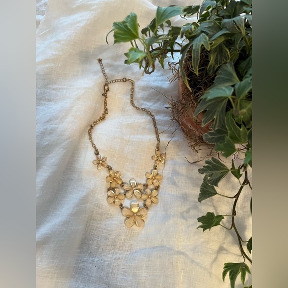 New in box Handmade Floral Necklace in Gold and Cream - Picture 3 of 11